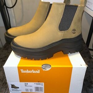 Timberland Tan and Black Ankle Boots with Chunky Sole women’s size 7.5